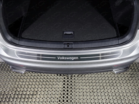 Volkswagen Tiguan 2017- Накладка на задний бампер (лист шлифованный надпись Volkswagen)	